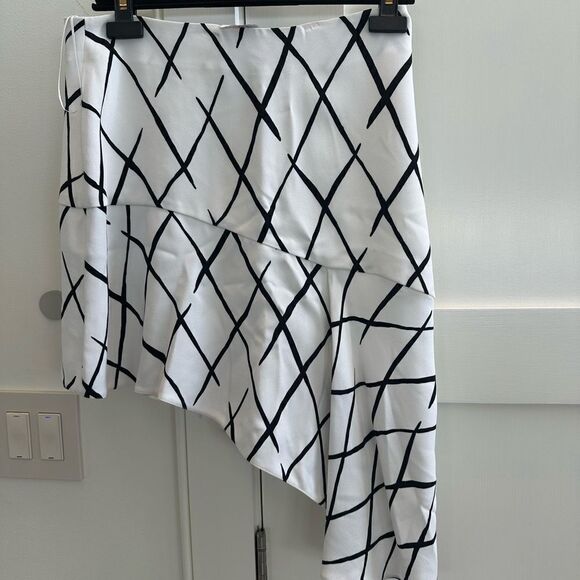 BALENCiAGA black and white rayon asymmetrical skirt. Size 40